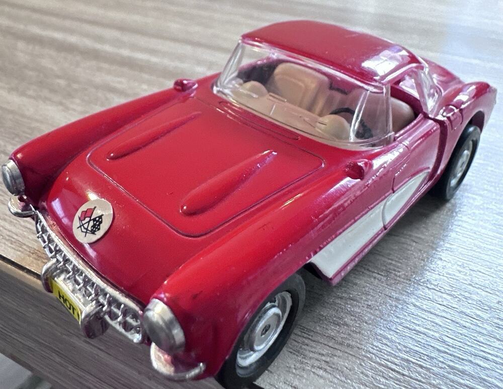 Maisto 1/39 Diecast Chevrolet Corvette 1957 Red White Opening Doors A124